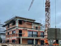 Neubau Mehrfamiliengaus mir Rollladen 
