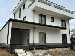 Fenster und Haustür im Neubau