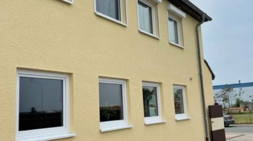 Kunstsoff-Fenster mit Rollladen