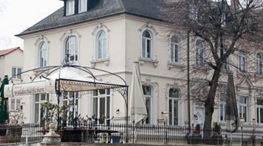 Neue Holz-Fenster für Denkmal Gebäude