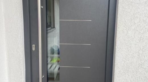 Haustür mit Stangengriff