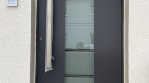 Haustür mit Milchglas