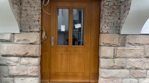 Holz-Haustür mit Lichtausschnitt