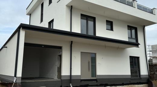 Fenster und Haustür im Neubau