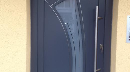 Haustür mit Milchglas-Einsatz