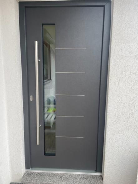 Haustür mit Stangengriff