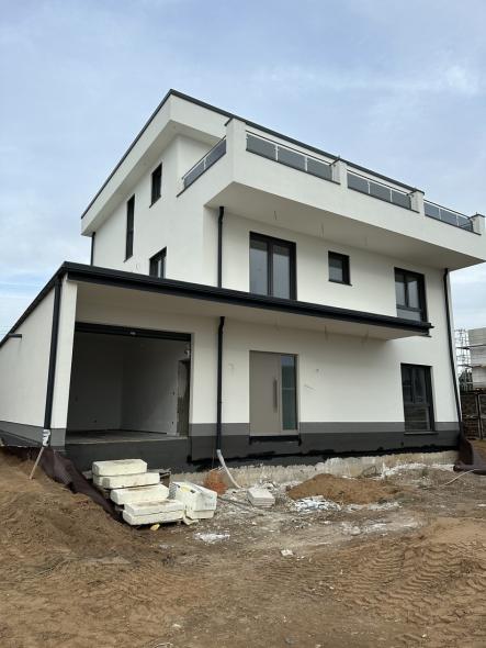 Fenster und Haustür im Neubau