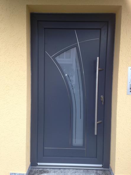 Haustür mit Milchglas-Einsatz